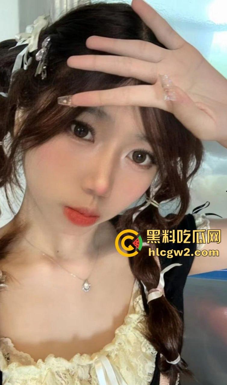 极品露脸嫩妹学生反差婊【蓝心然】生活照外流！云盘意外泄露，私藏逼照和裸照一览无遗，反差骚货实锤！-9