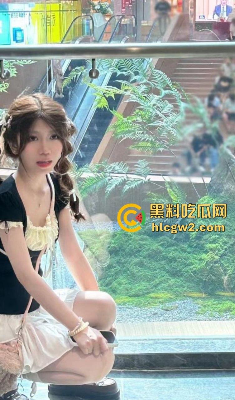 极品露脸嫩妹学生反差婊【蓝心然】生活照外流！云盘意外泄露，私藏逼照和裸照一览无遗，反差骚货实锤！-12