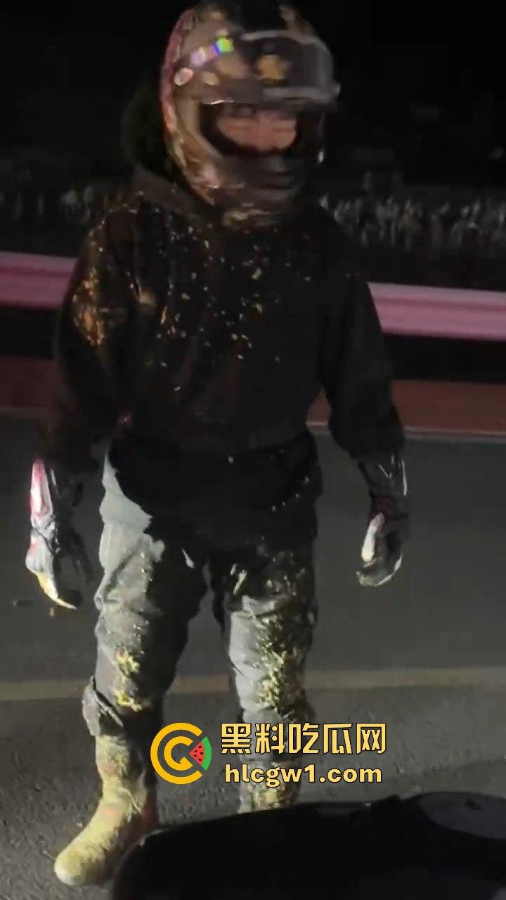 贵阳市骑龙村炸街摩托被村民用大粪封路！网红公路摩托压弯烧胎秀太吵，村民怒出奇招制止！-5