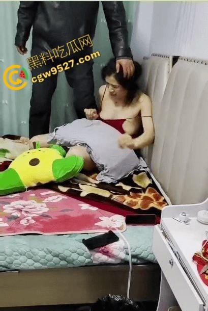 辽宁性感少妇誓死捍卫奸夫！爽的时候勇猛，挨打时却躲在角落，奸夫怂的一逼！-1
