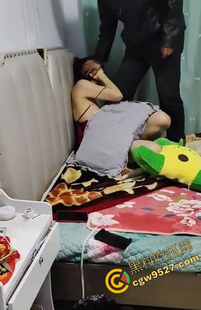 辽宁性感少妇誓死捍卫奸夫！爽的时候勇猛，挨打时却躲在角落，奸夫怂的一逼！-5