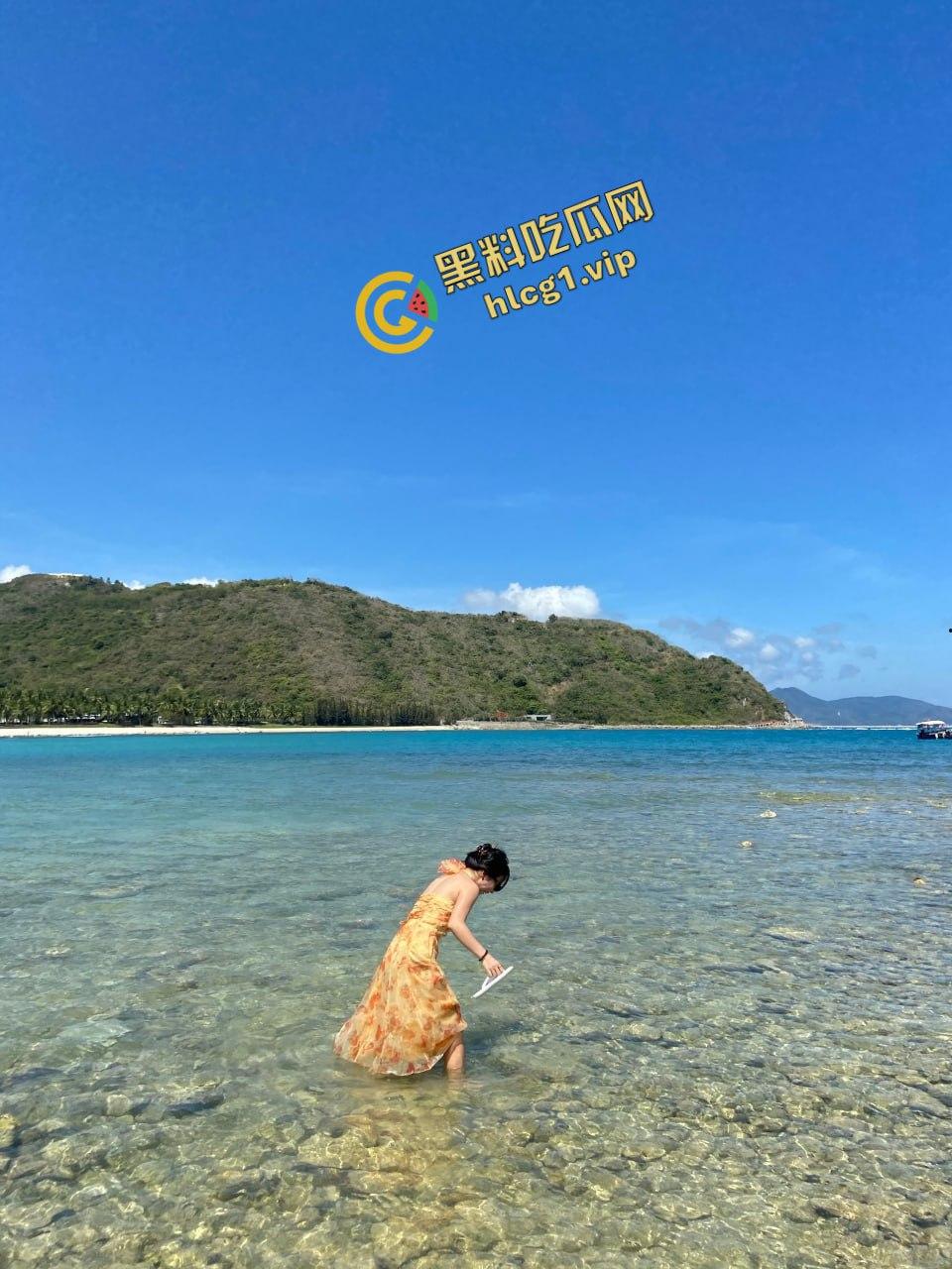 网友投稿曝光！三亚旅游认识的姐妹花，喝酒聊天微醺片刻，酒店卫生间干炮，愉快邂逅！-1