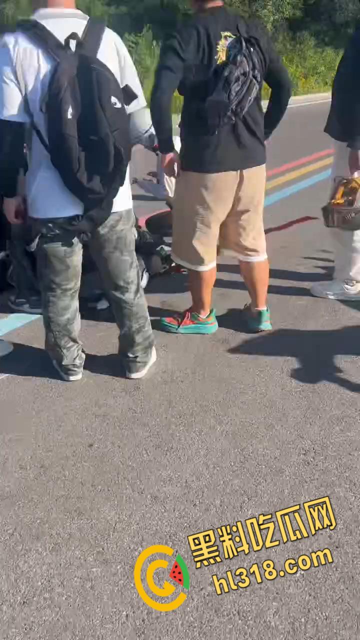 机车少年国道飙车，油门一拧鸡儿飞了，小狼狗被操成会喷水小母狗，血溅一地秒变机车骚妹 !-5