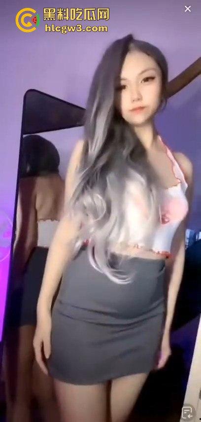 抖音网红【萝漫莉】直播福利版流出，假鸡吧自嗨狂摆，演得大哥们鸡巴硬到不行 独家爆料！-3