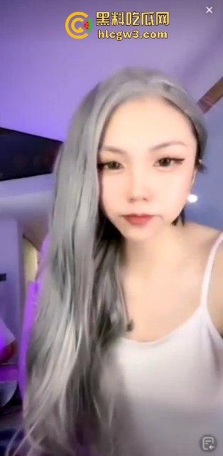 抖音网红【萝漫莉】直播福利版流出，假鸡吧自嗨狂摆，演得大哥们鸡巴硬到不行 独家爆料！-4