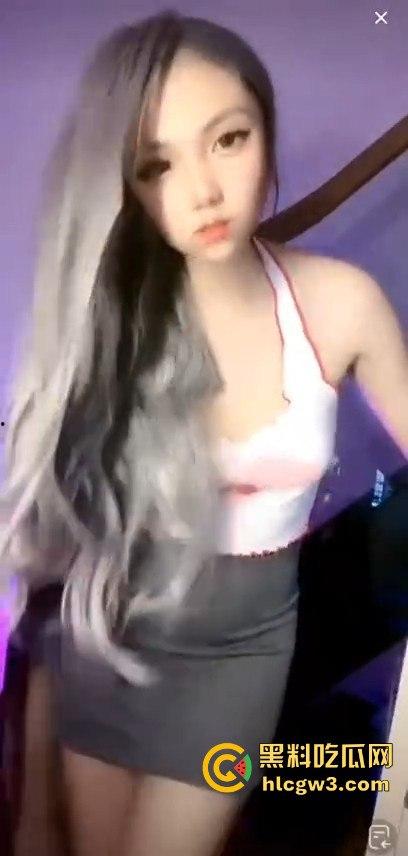 抖音网红【萝漫莉】直播福利版流出，假鸡吧自嗨狂摆，演得大哥们鸡巴硬到不行 独家爆料！-6