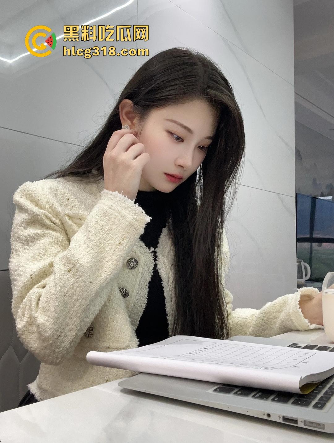 厦门一中【陈晓露】肉丝足交校长，骂鸡鸡短废物只能被踩在脚下，校长句句回应高潮射在脚上，这校长给陈老师当吧！-1