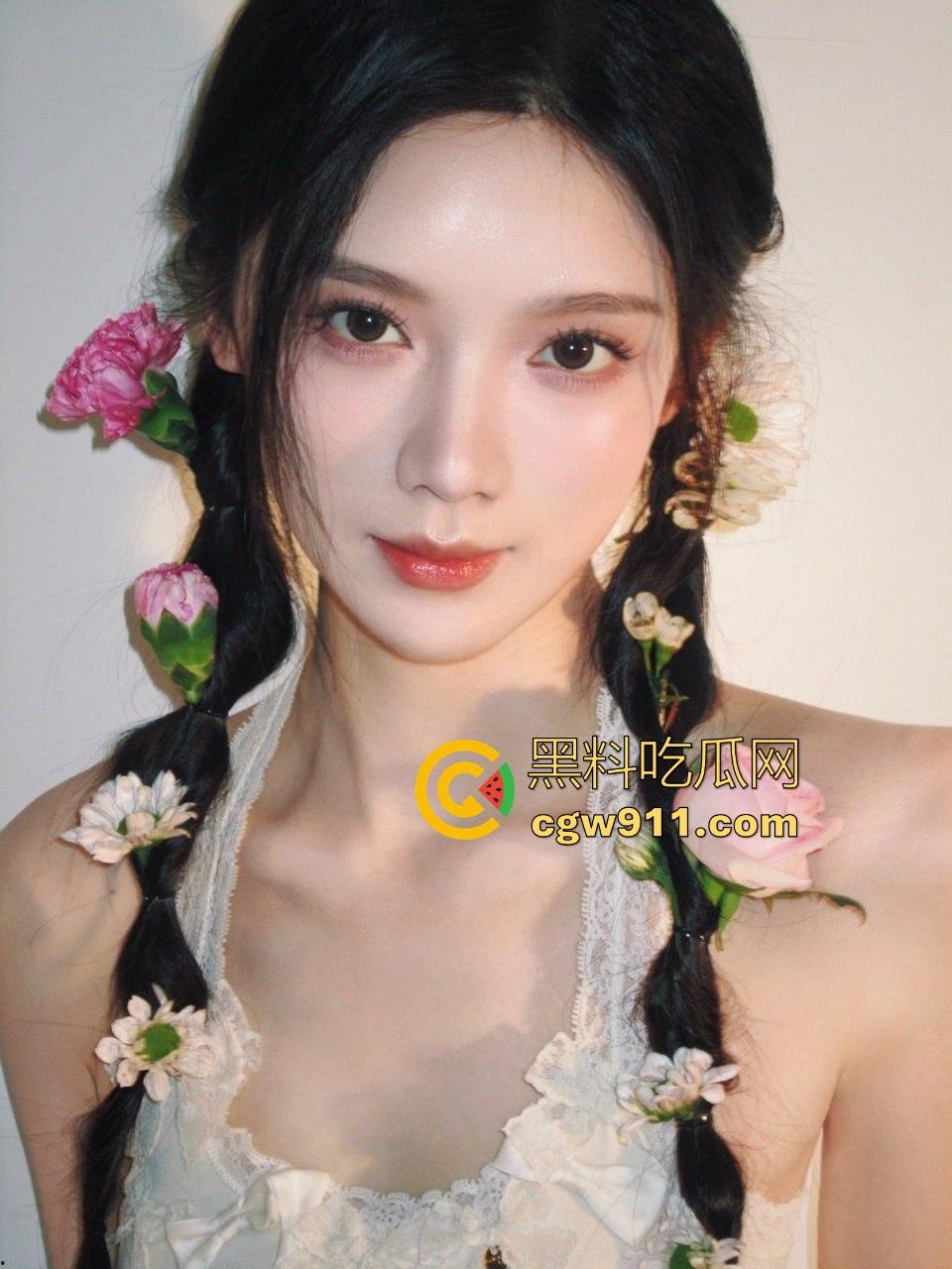 三亚酒店深夜酒店阳台玩露出？不是哥们这么享受的嘛，女友扶栏杆后入，曼妙的身姿在灯光下展现刺激！-2