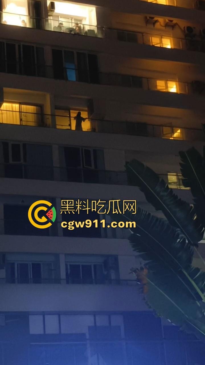 三亚酒店深夜酒店阳台玩露出？不是哥们这么享受的嘛，女友扶栏杆后入，曼妙的身姿在灯光下展现刺激！-4