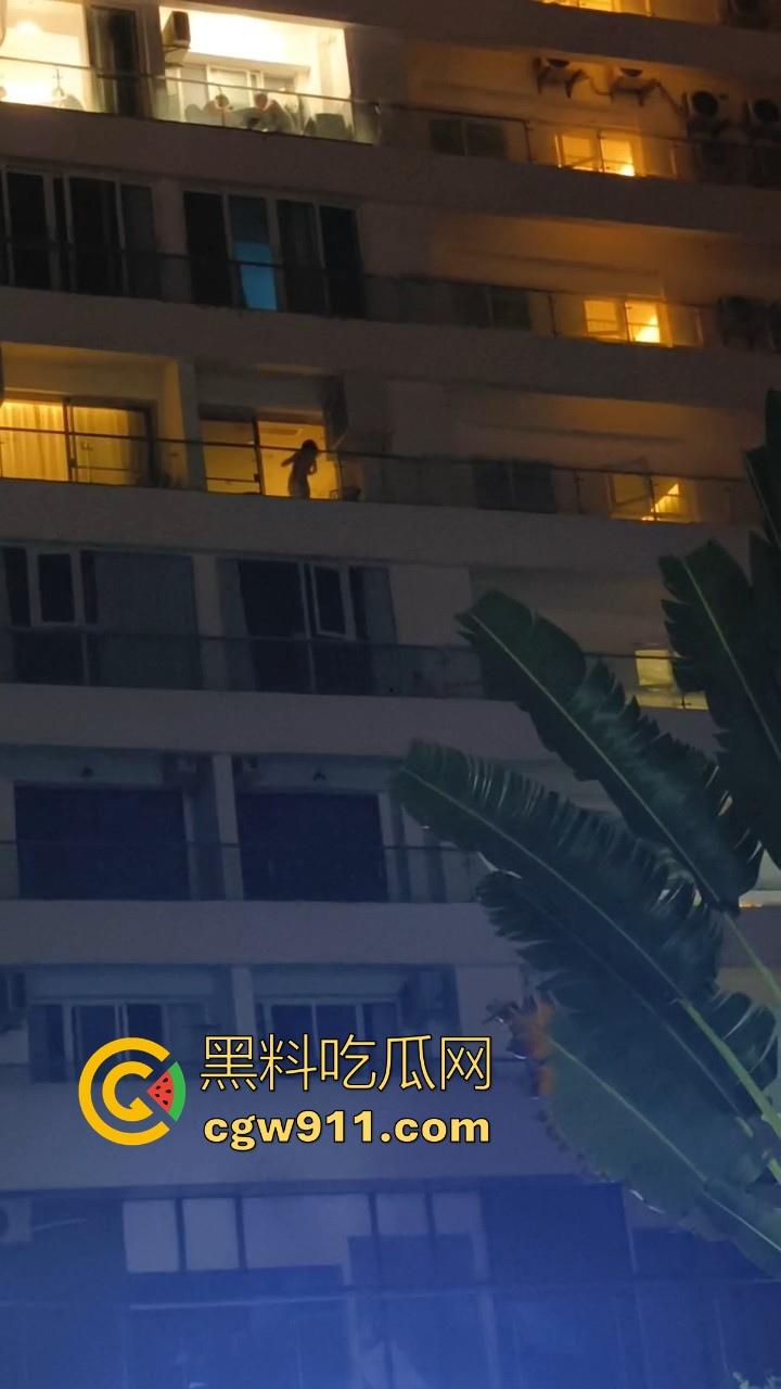 三亚酒店深夜酒店阳台玩露出？不是哥们这么享受的嘛，女友扶栏杆后入，曼妙的身姿在灯光下展现刺激！-9