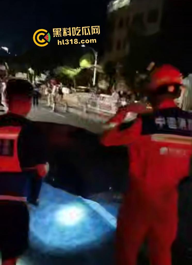 贵阳深夜马路惊爆马路塌陷！小车惨坠无底深渊地洞，司机神迹生还竟毫发无损！-1