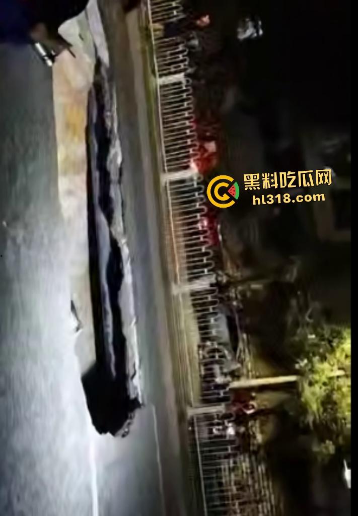 贵阳深夜马路惊爆马路塌陷！小车惨坠无底深渊地洞，司机神迹生还竟毫发无损！-3