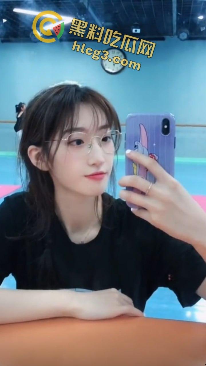 抖音网红『只有鱼刺』真空激凸舞蹈视频流出！长腿眼镜婊激情热舞乳头清晰可见！-2