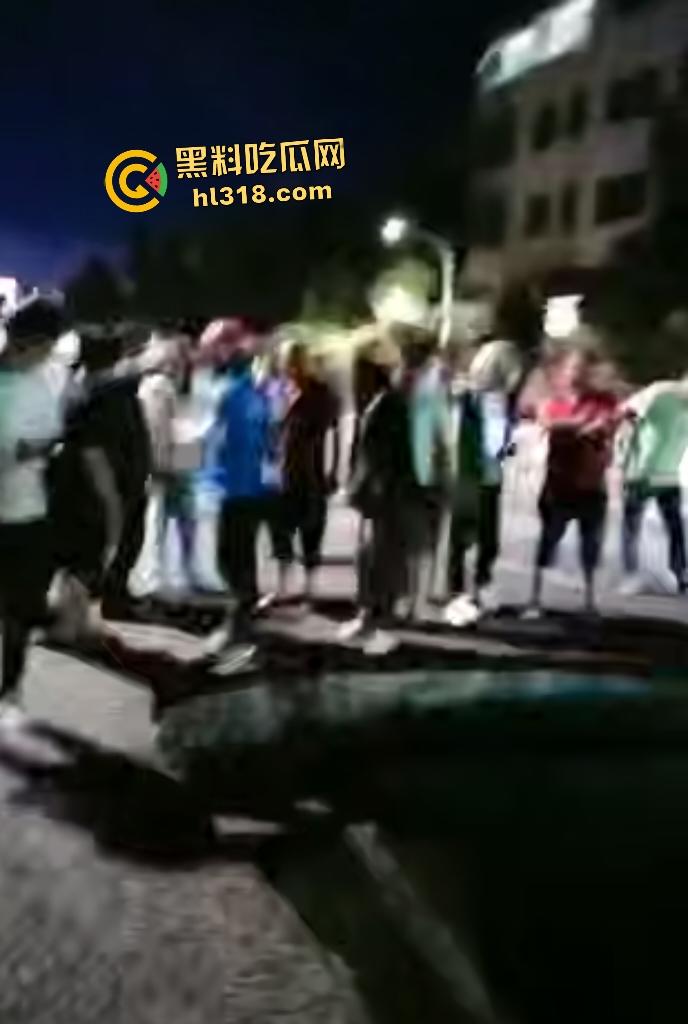 贵阳深夜马路惊爆马路塌陷！小车惨坠无底深渊地洞，司机神迹生还竟毫发无损！-8