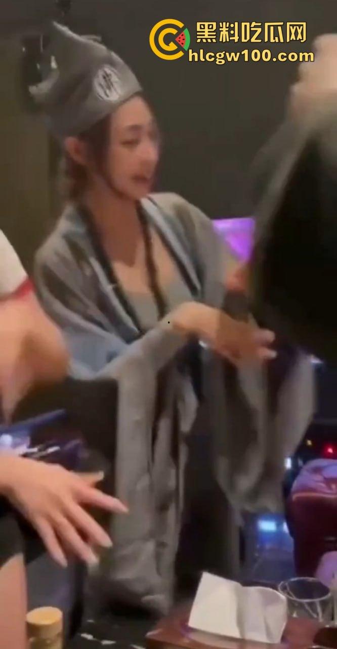 KTV都开始玩济公主题夜了？破衣拖鞋扮和尚，酒瓶换袈裟，点歌附送疯癫体验，降龙十八掌都能搞成喝酒互动？-10