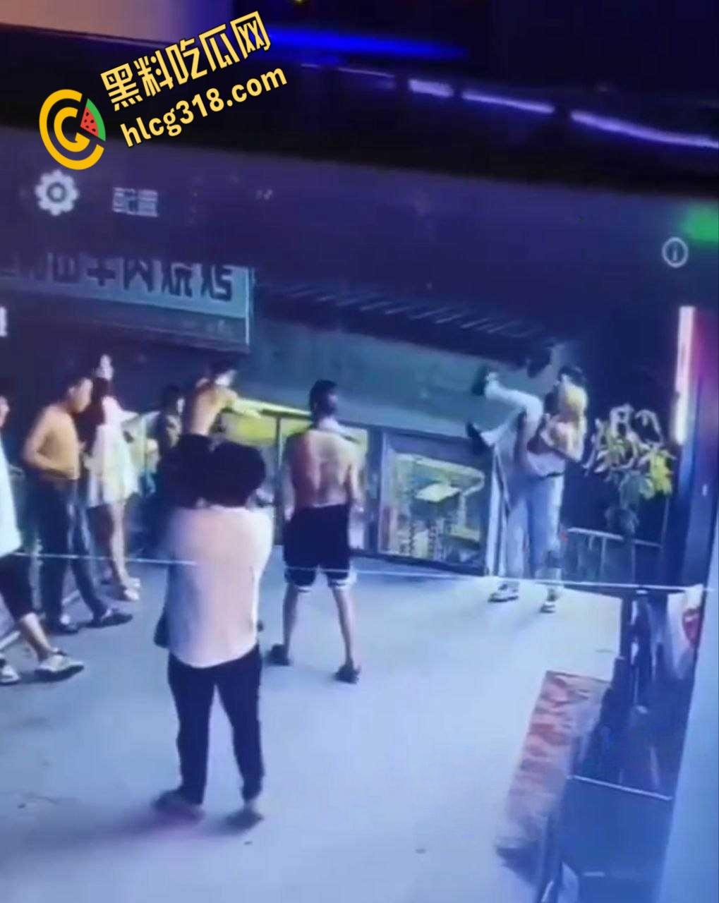 酒后男子抱起女孩体力不支，女孩还把脚勾在护栏外，最终男子失手女孩掉下去了！-1