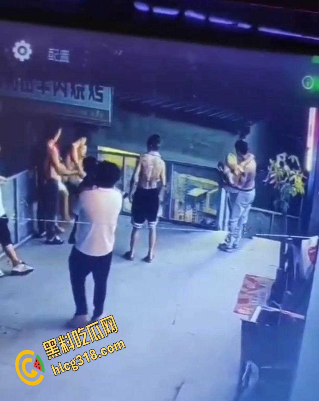 酒后男子抱起女孩体力不支，女孩还把脚勾在护栏外，最终男子失手女孩掉下去了！-2