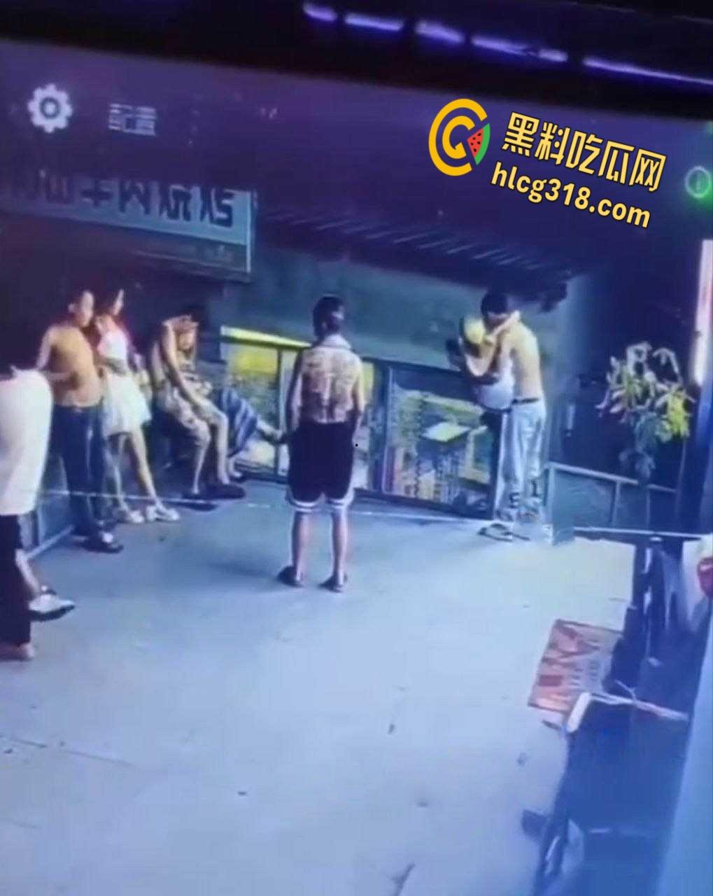 酒后男子抱起女孩体力不支，女孩还把脚勾在护栏外，最终男子失手女孩掉下去了！-4