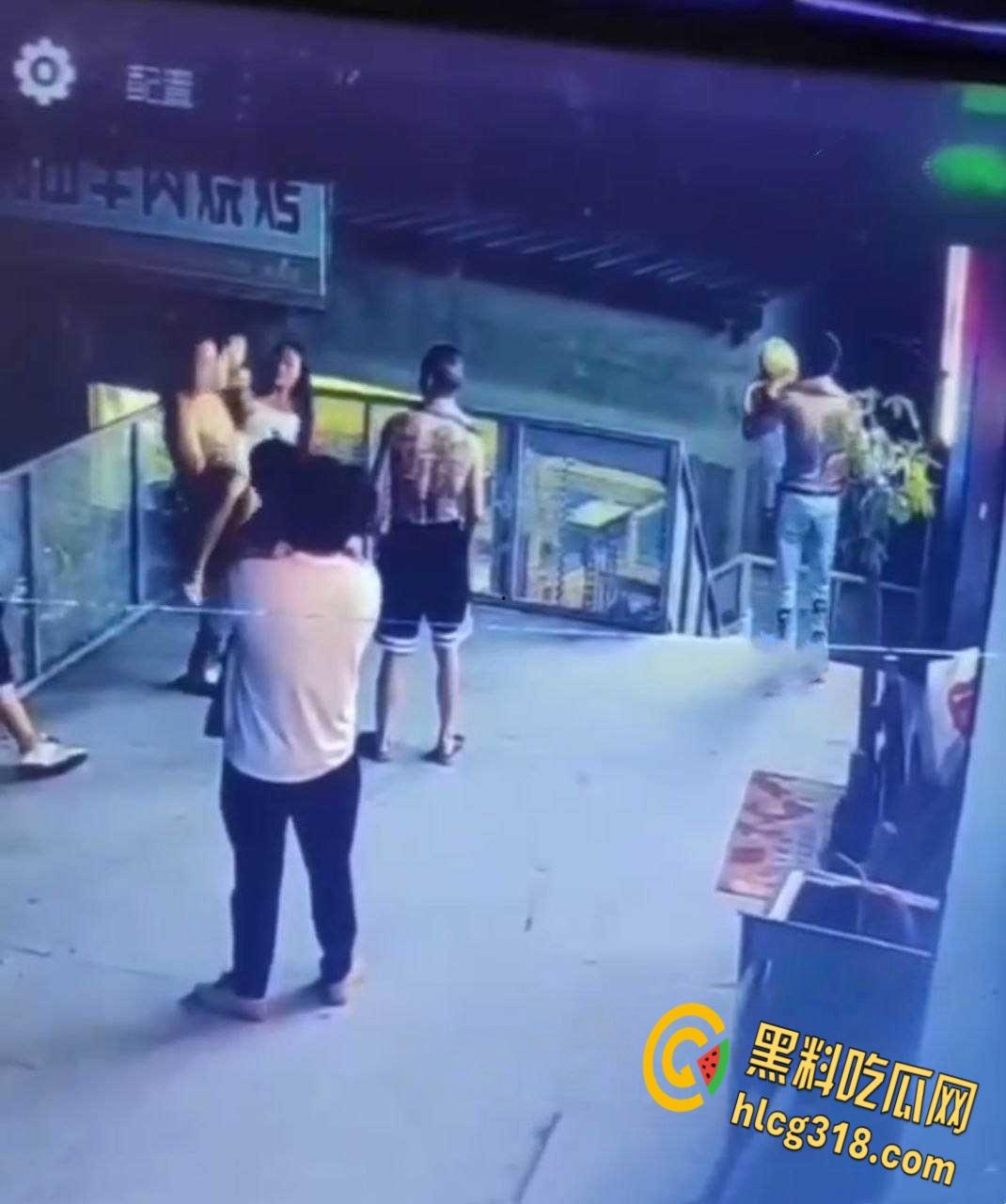 酒后男子抱起女孩体力不支，女孩还把脚勾在护栏外，最终男子失手女孩掉下去了！-5