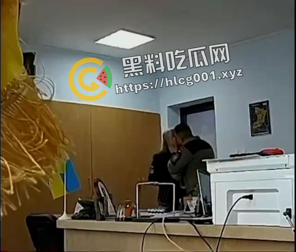 乌克兰军队高官办公室连续幽会两名女子 办公室监控被流出 兄弟们还在前线战斗 你小子怎么先享受起来了-5