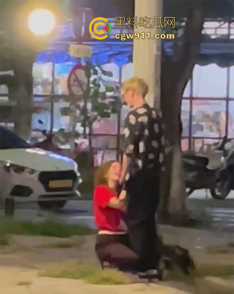 越南岘港街头，深夜惊现野战男女，金发女子大胆尝试当街跪舔黄毛大屌，连撸带吸玩深喉，真会玩 ！-8