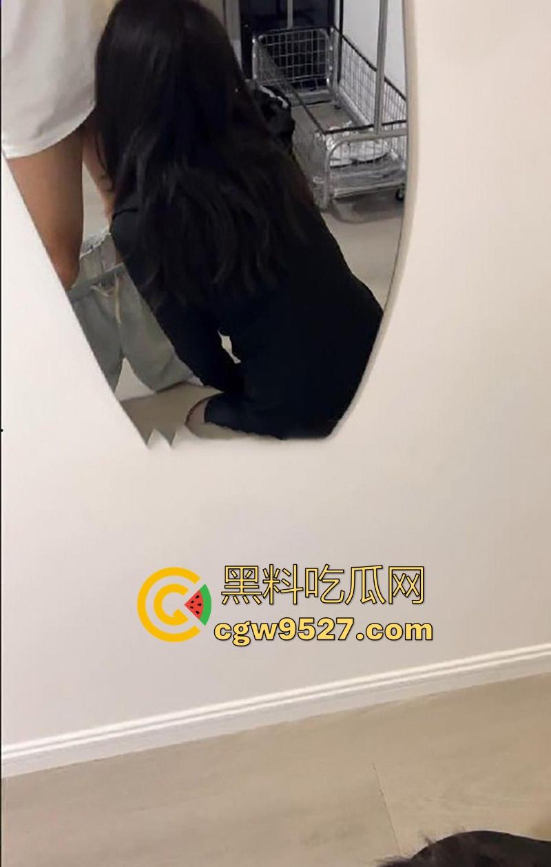 海角乱伦大神，约会行政黑丝姐姐，激情蹂躏深喉口爆，这性感巨乳身材，大奶子都被打红了，激情后入打桩！-3