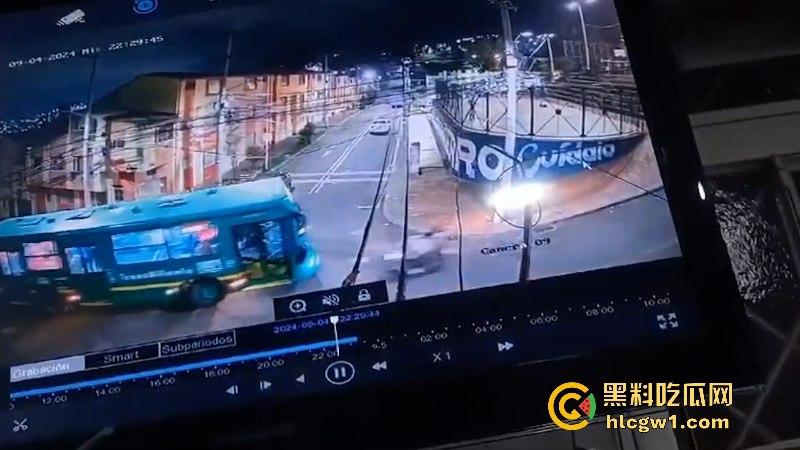 血腥慎点！老外街头飙车撞上公交当场暴毙 无码现场视频流出满地脑浆-4