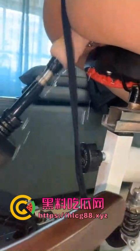 深圳罗湖三中『孙友鑫』动感炮机车练骚穴，家中炮机操穴喷淫瀑，飞流三千尺全是淫水透心凉！-12