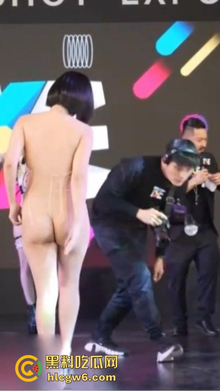 台湾成人展太敢玩，两大女优现场狂骑男粉丝，坐腿上贴身调情，高清镜头拍到压枪都快hold不住了！-9