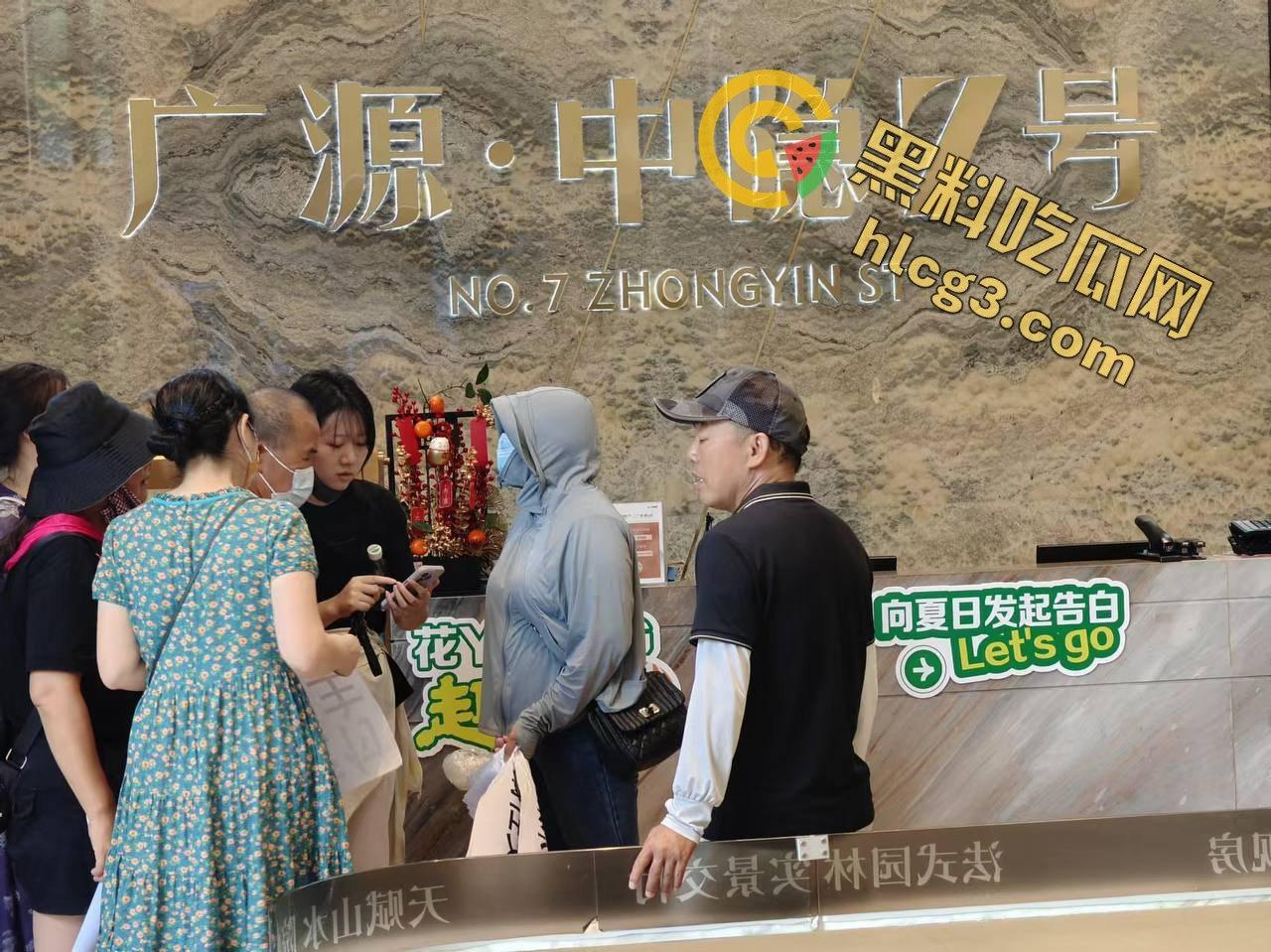 业主维权和黑丝女销售发生冲突，黑丝女销售一个鞭腿把业主踢飞-2