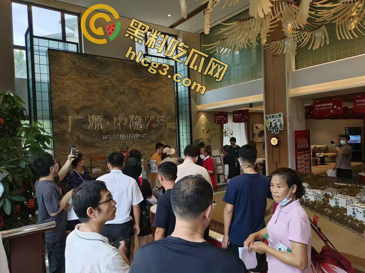 业主维权和黑丝女销售发生冲突，黑丝女销售一个鞭腿把业主踢飞-4