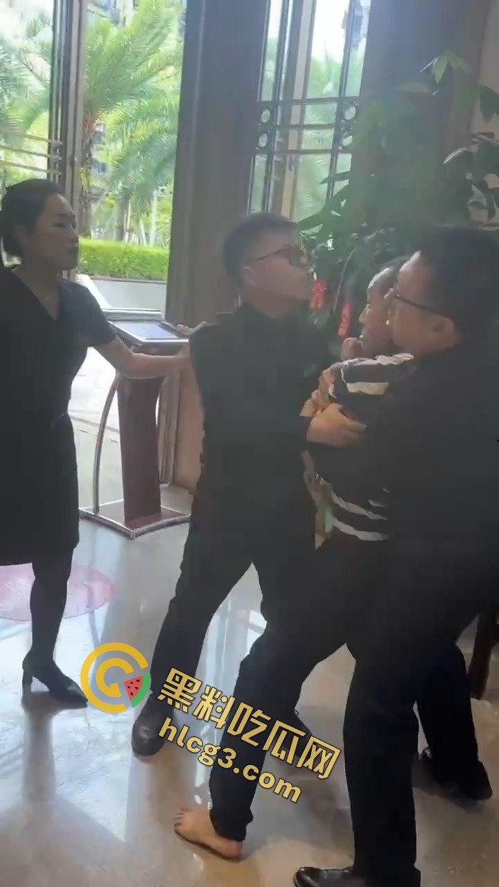 业主维权和黑丝女销售发生冲突，黑丝女销售一个鞭腿把业主踢飞-8