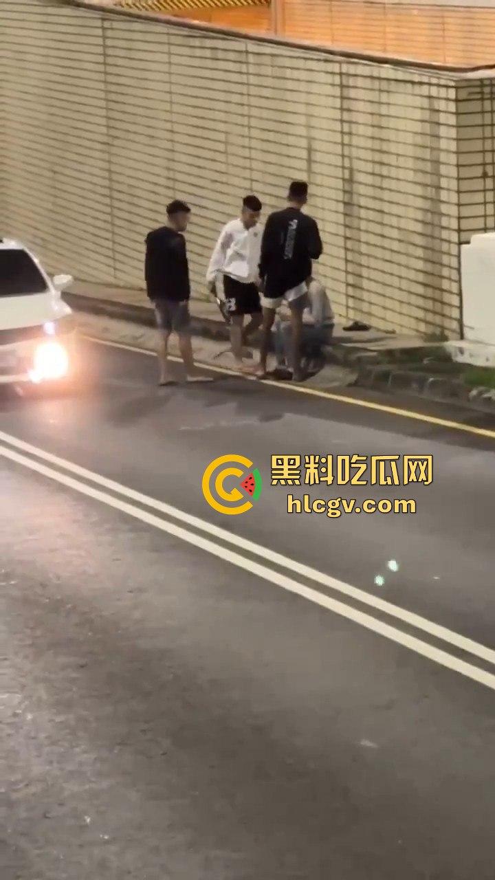 精神大叔作死站路中间，叼烟堵车挑衅！遇上精神小伙直接开揍，魔法果然得用魔法破！-4