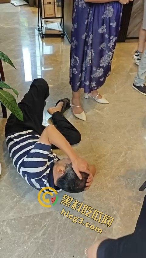 业主维权和黑丝女销售发生冲突，黑丝女销售一个鞭腿把业主踢飞-11