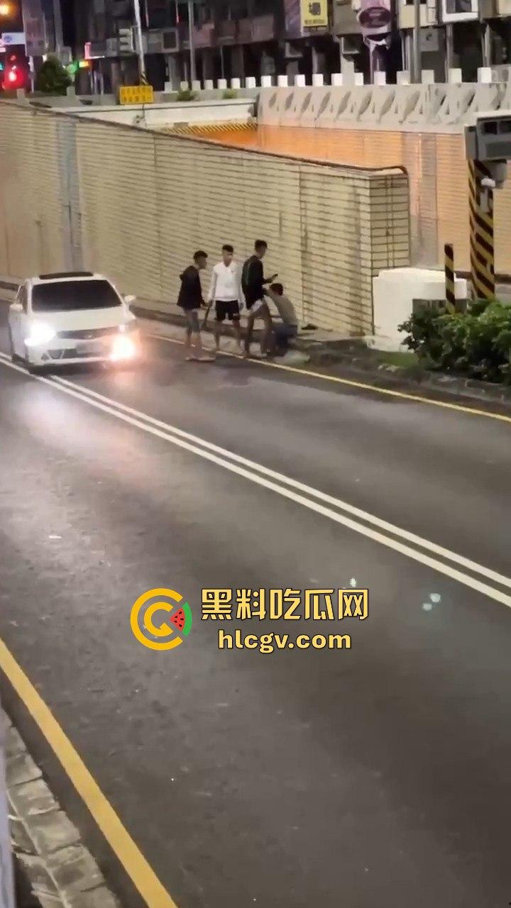 精神大叔作死站路中间，叼烟堵车挑衅！遇上精神小伙直接开揍，魔法果然得用魔法破！-6