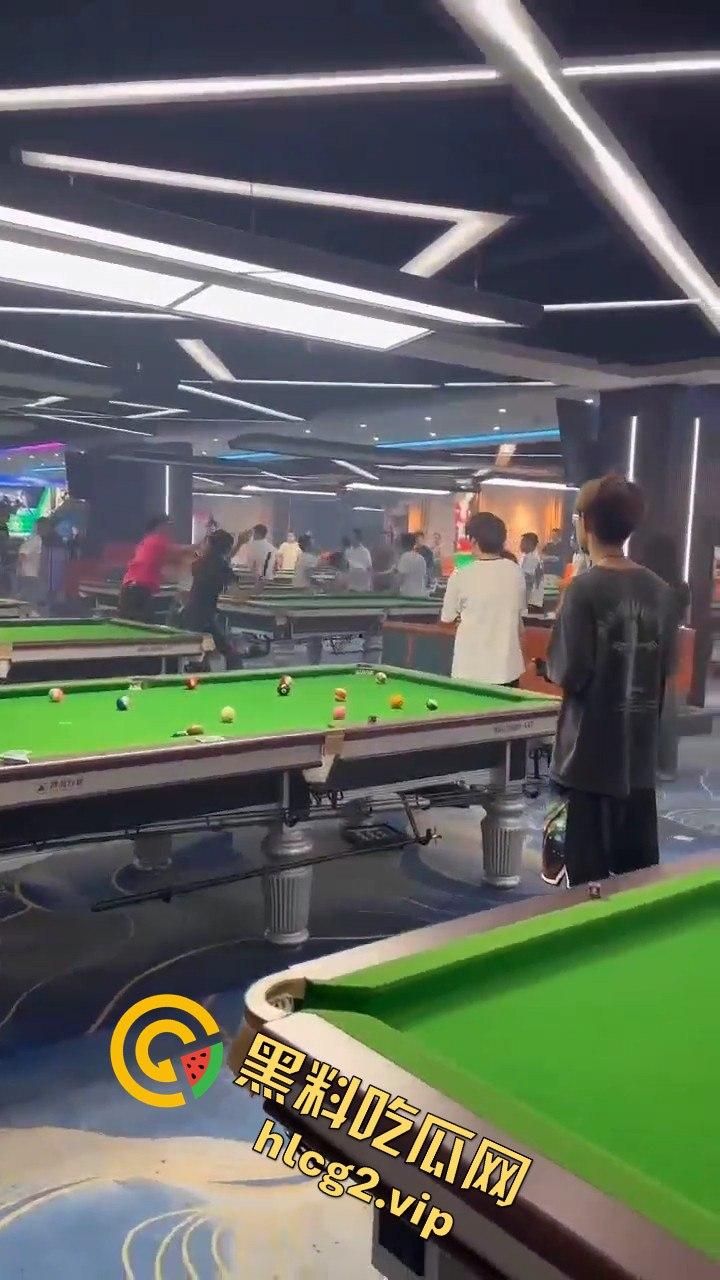 台球厅上演武林风！因输两局发生冲突，三根球杆被打断！-5