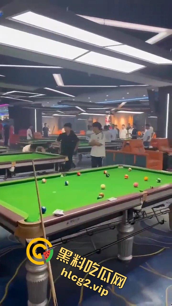 台球厅上演武林风！因输两局发生冲突，三根球杆被打断！-7