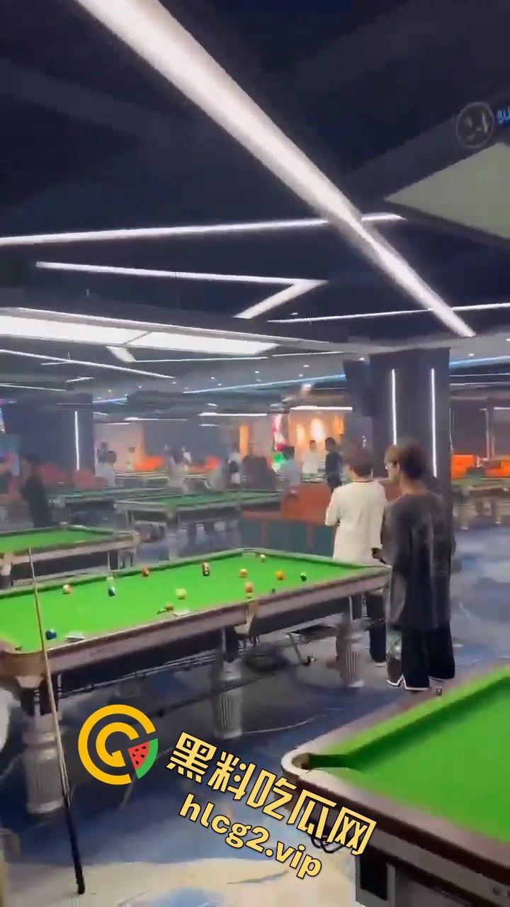 台球厅上演武林风！因输两局发生冲突，三根球杆被打断！-8