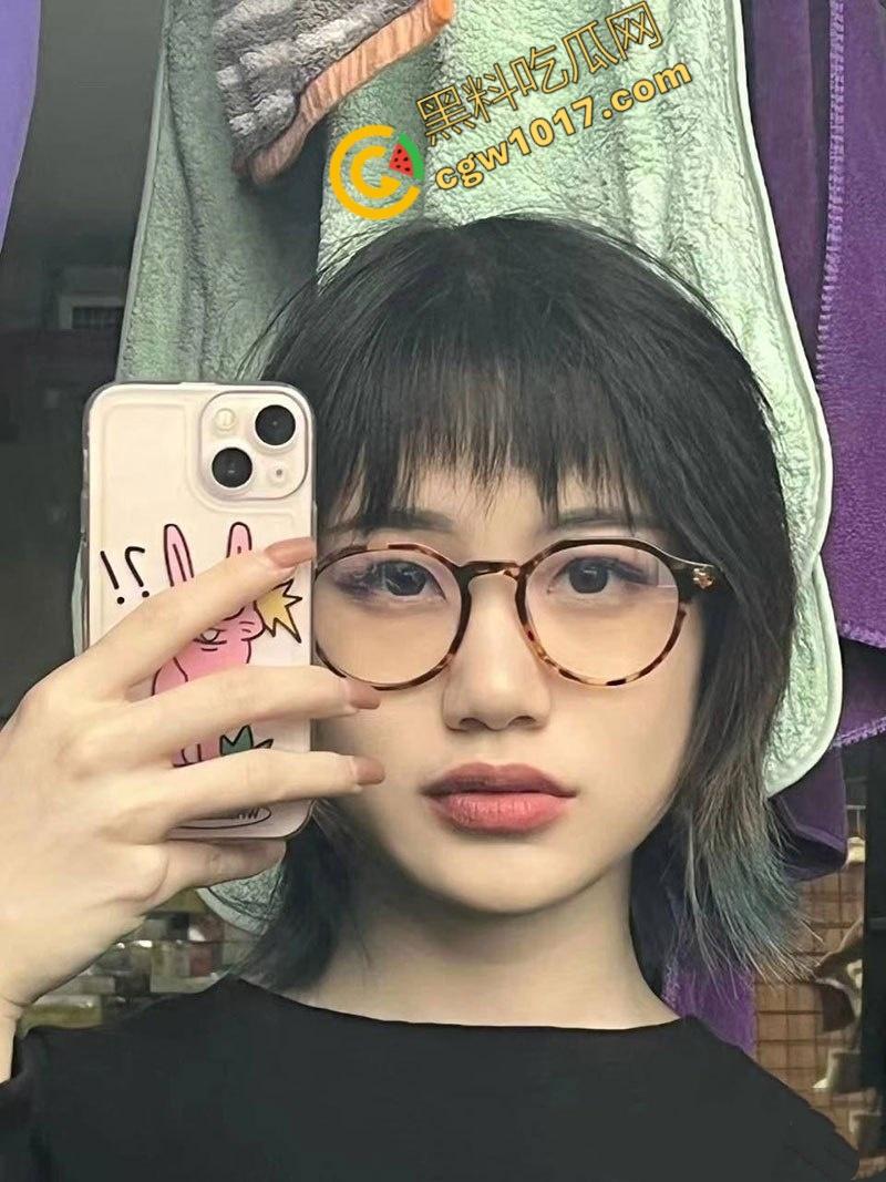 湖北武汉大学女神私生活爆炸！清纯外表下，训练有素的英姿驾驶术，豪华套房内大胆表演，双面生活震惊全校！-1