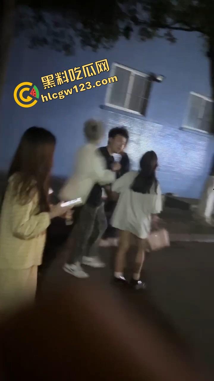 舔狗现世报，重庆小伙女友宿舍楼下偶遇女友出轨惨被当面打脸，感情不是你冲上去就能抢回来的！-5