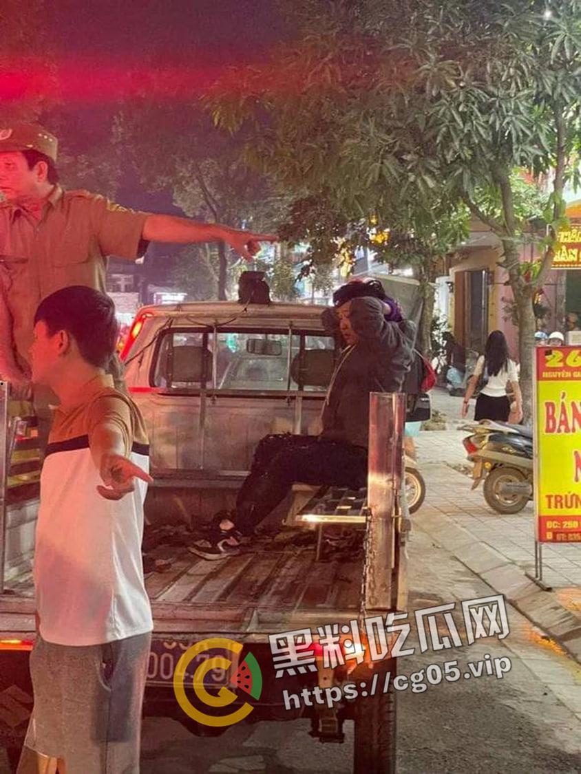 越南第一狠人!前男友怒砍现任狗男女 人狠刀快 血直接喷的满地都是 现场血腥画面曝光-8