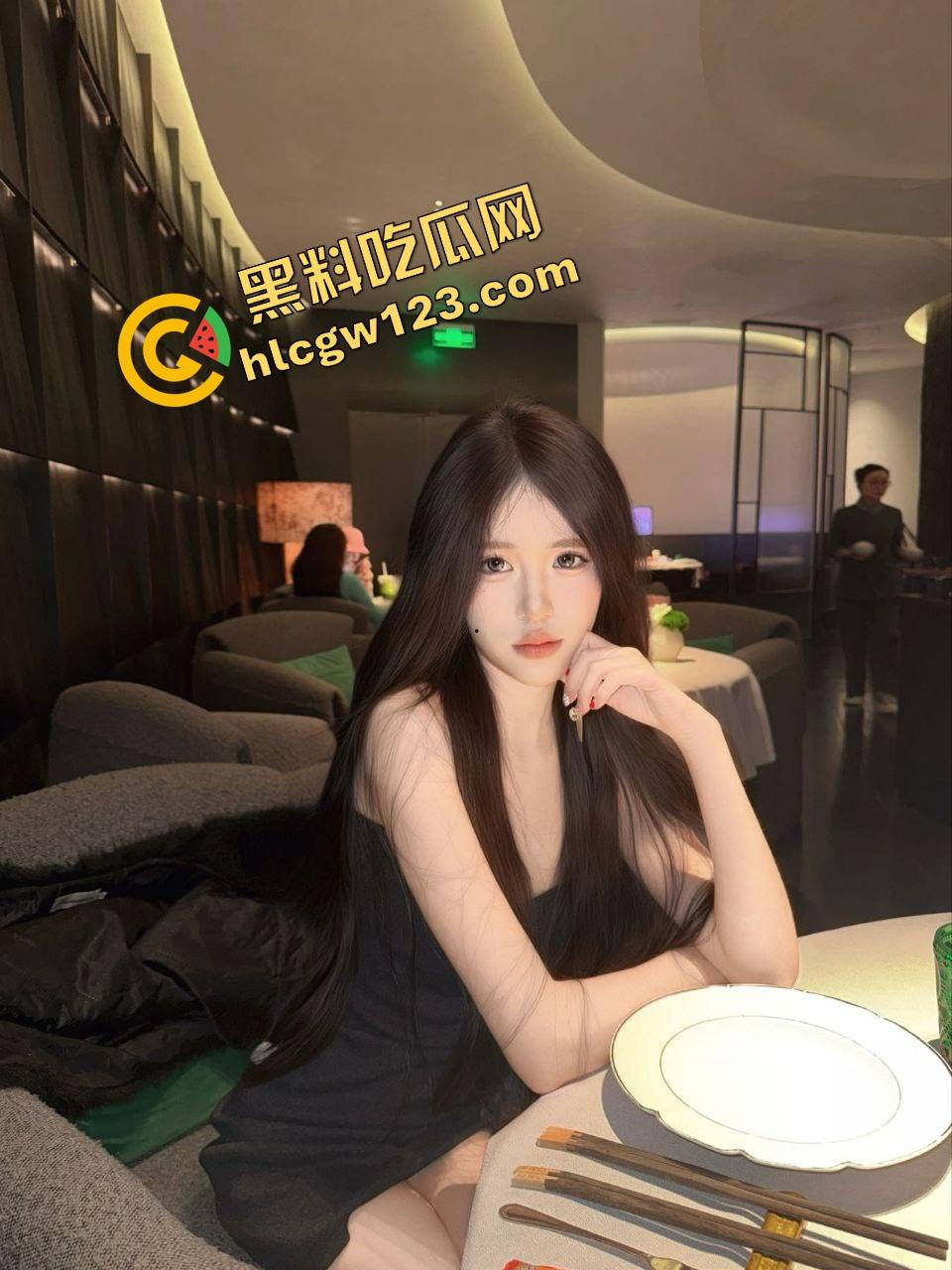 破处到底有多疼？妹子哭着咬被角，喊着别进了，疼得像被撕开，像是小穴在流血叫救命！-7