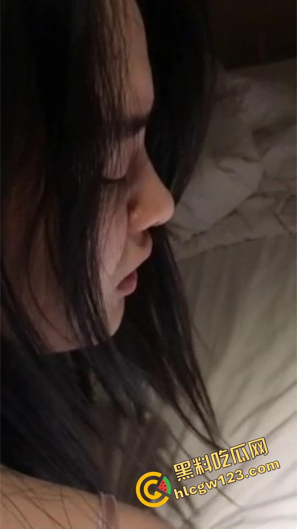 破处到底有多疼？妹子哭着咬被角，喊着别进了，疼得像被撕开，像是小穴在流血叫救命！-10