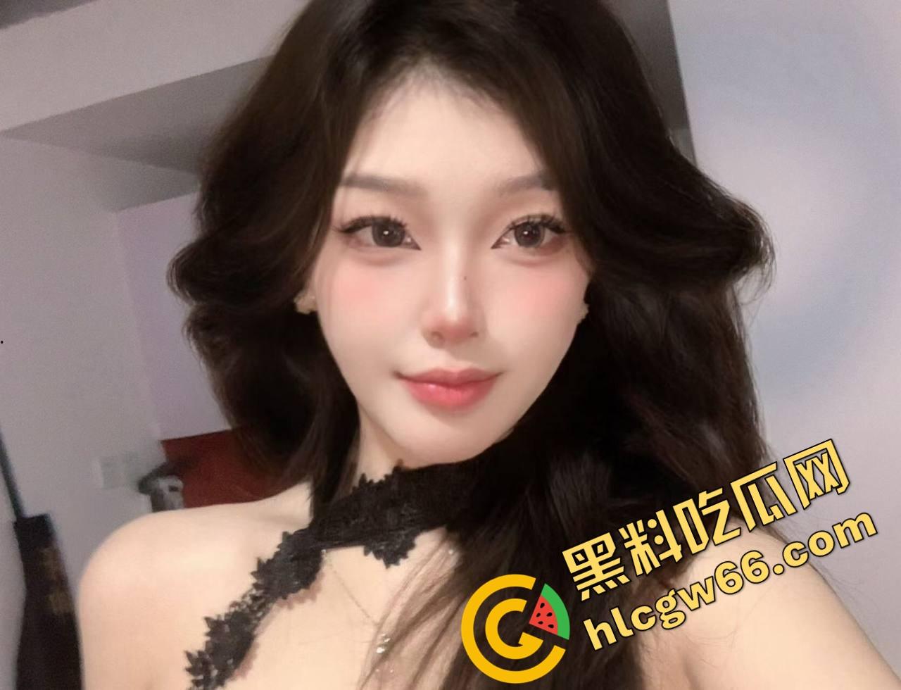 石家庄绿帽哥带黑丝老婆玩4P，兄弟轮流大力爆操，媳妇手拿双屌吞精被射脸，最后爽完默默吃药！-3