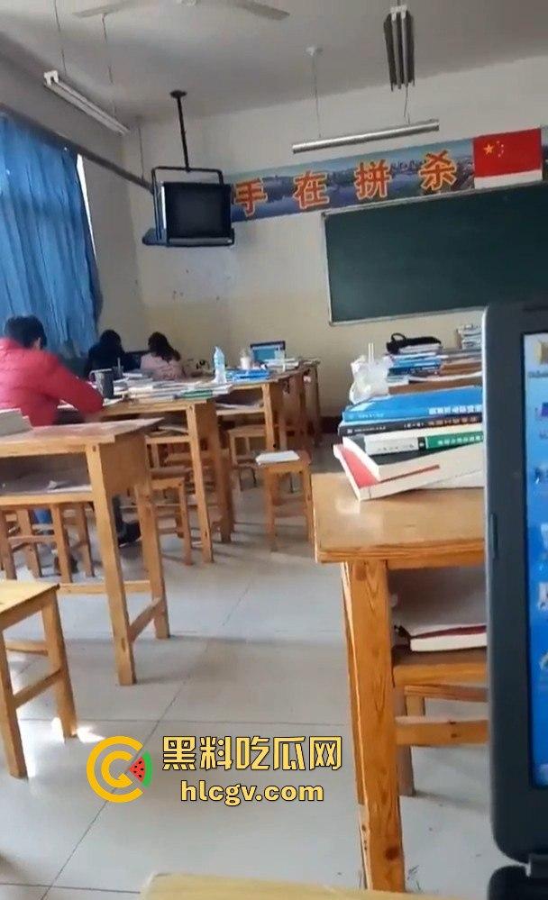 徐州『赵雅』不雅视频疯传！教室里又舔又操，毒龙野战清纯妹子露馅，骚得连男友都顶不住！-1