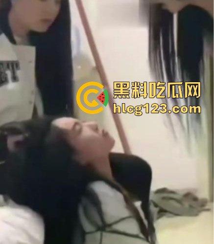 快手团团双飞啪啪视频流出！刚霸凌完别人，转头就跟两精神小伙轮流搞，场面淫荡到爆！-11