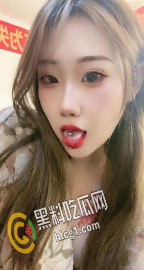 通辽师范学院极品反差婊 喜欢纹身的妹子 在学校时酷酷的 到家就变母狗 这身材一看就很耐操-2