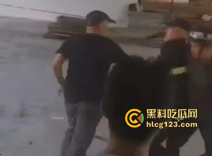 家长进校门与保安爆发冲突，叉杆怒砸头！深圳学校保安情绪失控惹大祸！-13