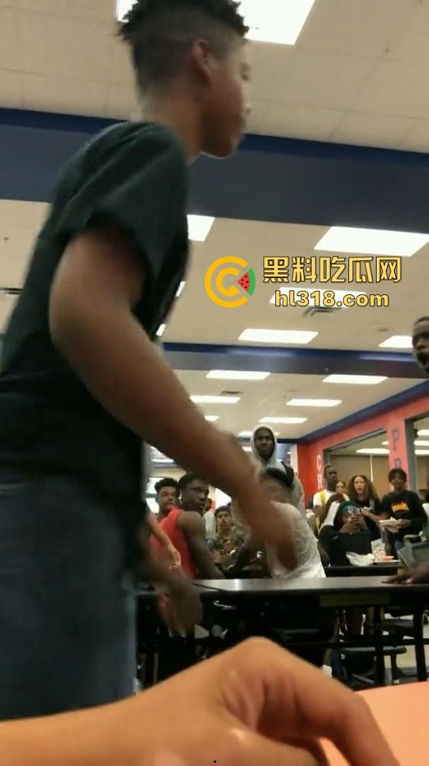 美国校园尼哥群殴现场曝光！堪比职业拳击MMA，真不讲道德，这么多人围殴一人！-3