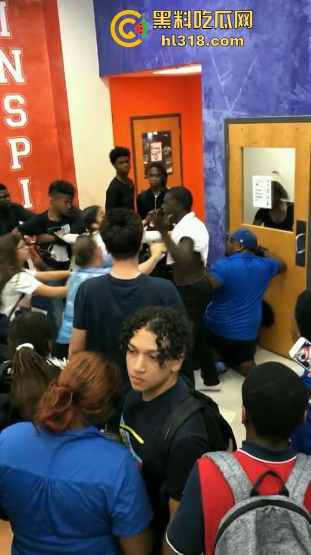 美国校园尼哥群殴现场曝光！堪比职业拳击MMA，真不讲道德，这么多人围殴一人！-7